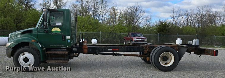 image for item EC4195 2007 International 4300 SBA truck cab and chassis