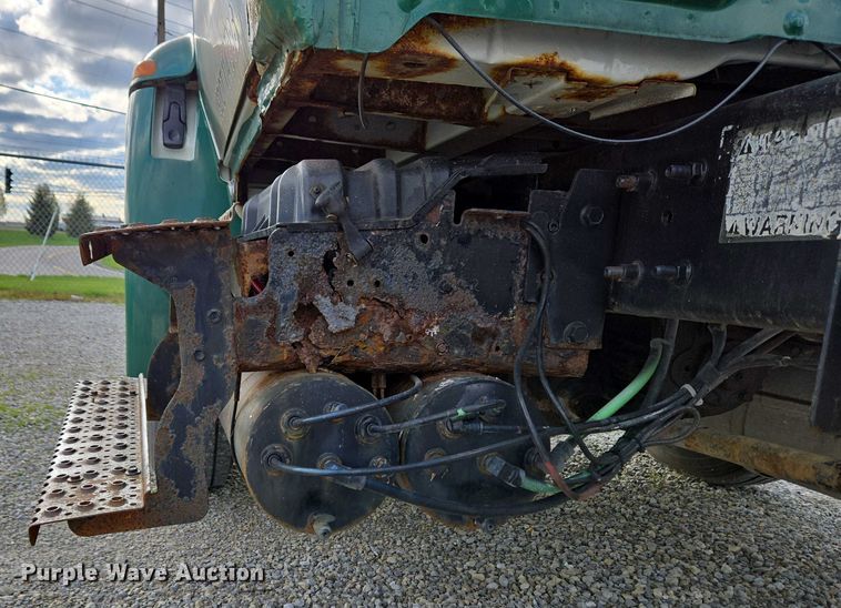 image for item EC4195 2007 International 4300 SBA truck cab and chassis