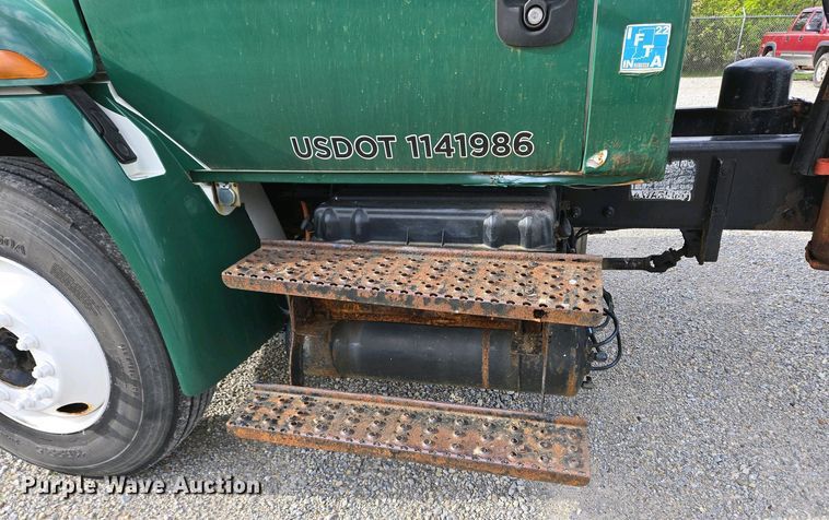 image for item EC4195 2007 International 4300 SBA truck cab and chassis