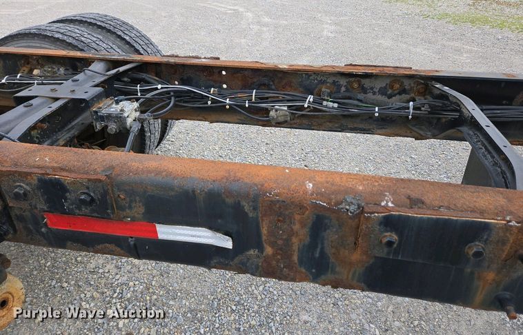 image for item EC4195 2007 International 4300 SBA truck cab and chassis