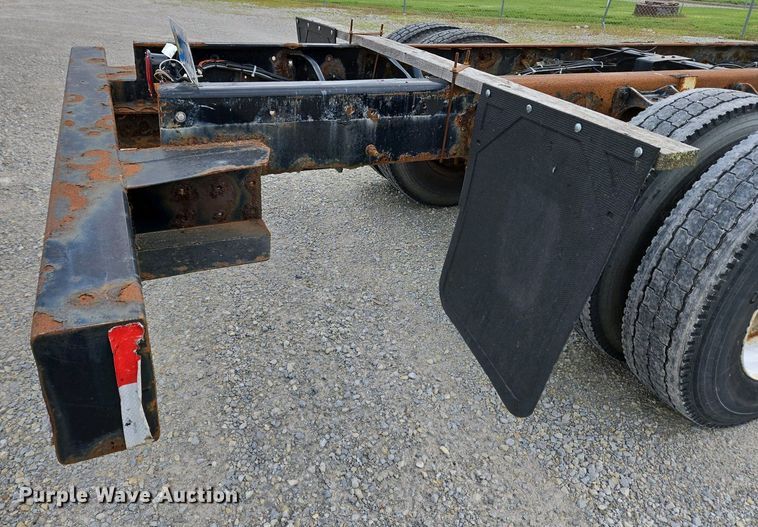 image for item EC4195 2007 International 4300 SBA truck cab and chassis