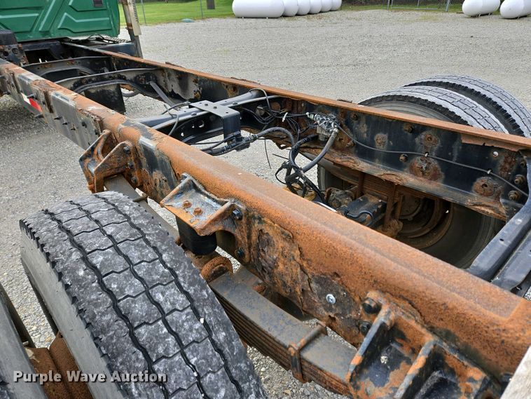 image for item EC4195 2007 International 4300 SBA truck cab and chassis