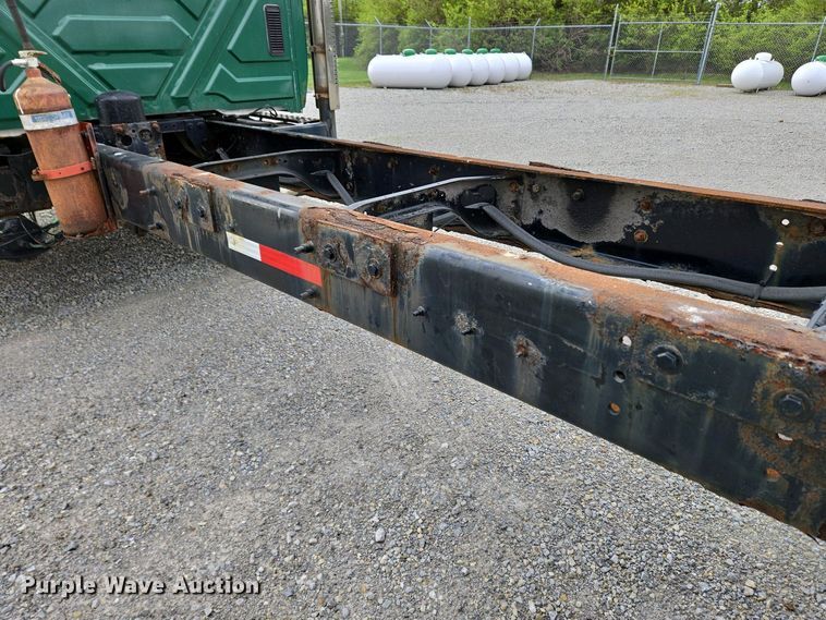 image for item EC4195 2007 International 4300 SBA truck cab and chassis