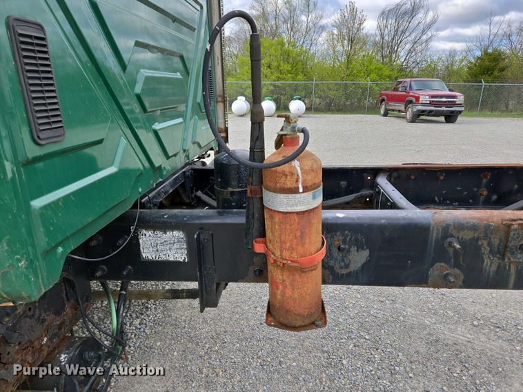 image for item EC4195 2007 International 4300 SBA truck cab and chassis