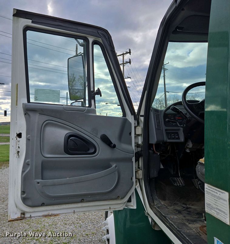 image for item EC4195 2007 International 4300 SBA truck cab and chassis