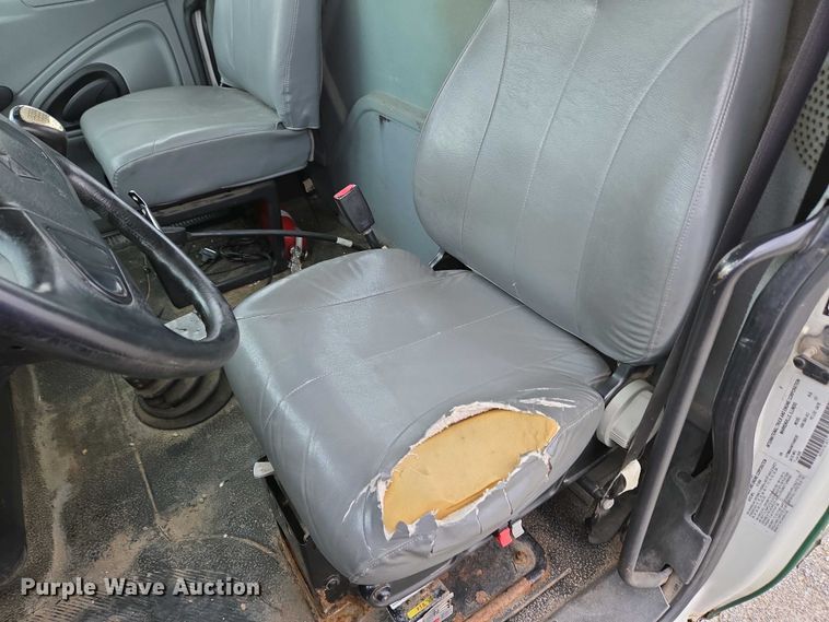 image for item EC4195 2007 International 4300 SBA truck cab and chassis