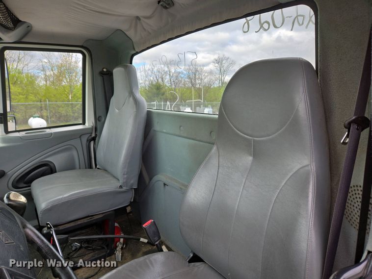 image for item EC4195 2007 International 4300 SBA truck cab and chassis