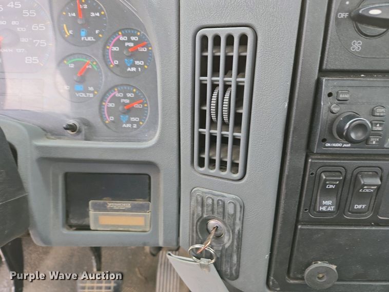 image for item EC4195 2007 International 4300 SBA truck cab and chassis