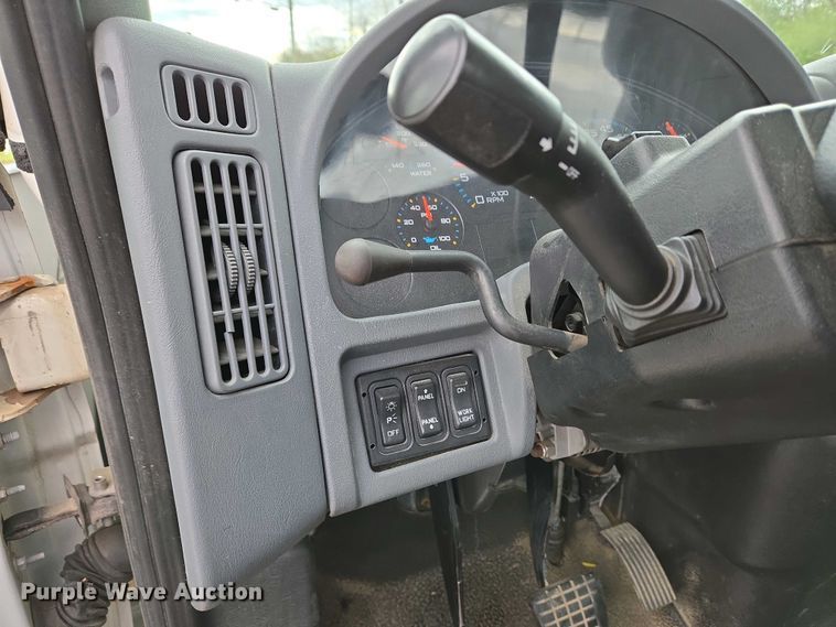 image for item EC4195 2007 International 4300 SBA truck cab and chassis