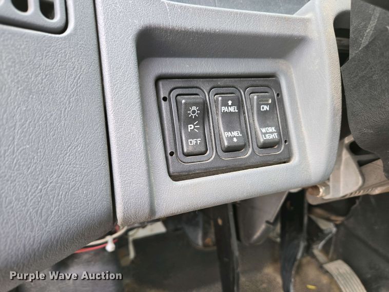 image for item EC4195 2007 International 4300 SBA truck cab and chassis