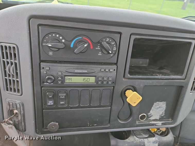 image for item EC4195 2007 International 4300 SBA truck cab and chassis