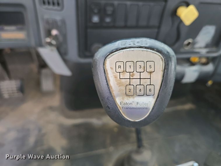 image for item EC4195 2007 International 4300 SBA truck cab and chassis