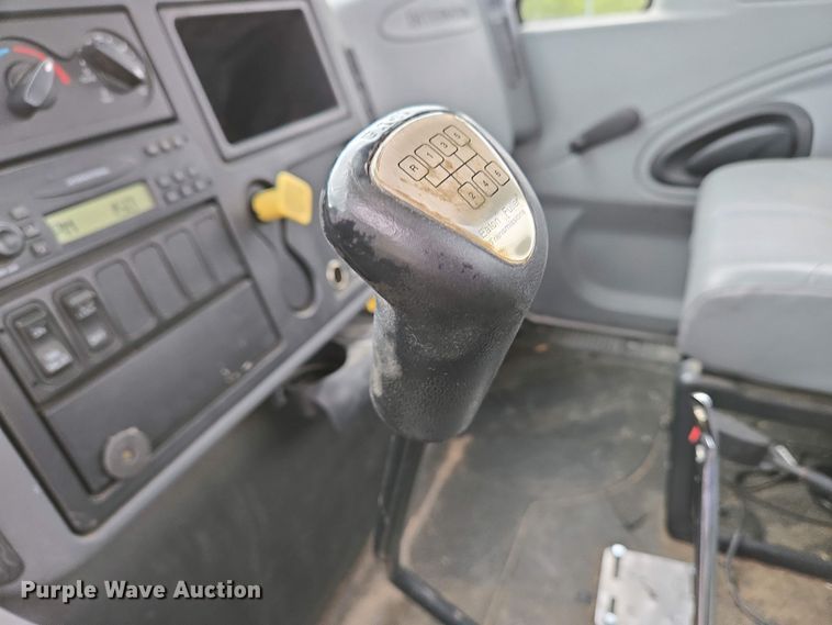 image for item EC4195 2007 International 4300 SBA truck cab and chassis