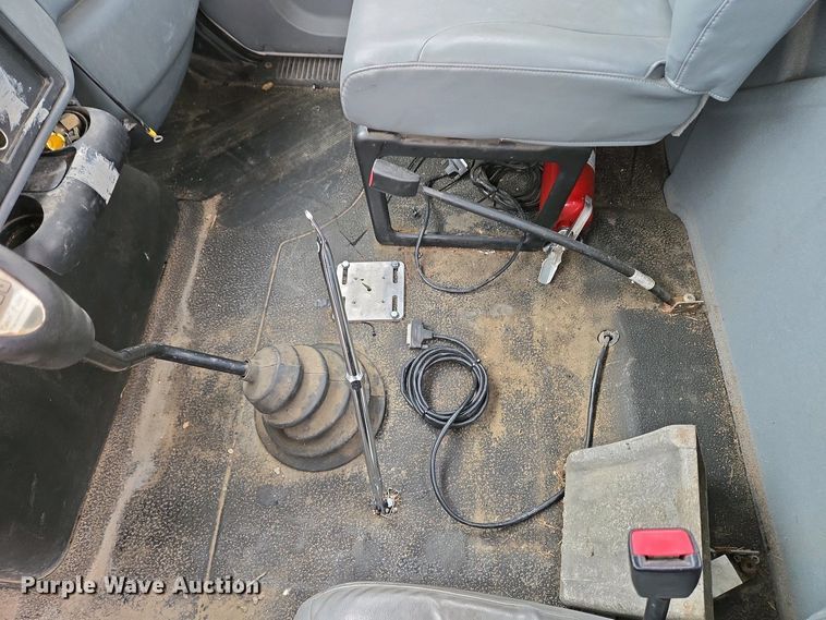 image for item EC4195 2007 International 4300 SBA truck cab and chassis