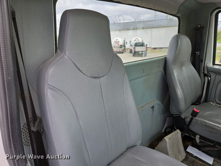 image for item EC4195 2007 International 4300 SBA truck cab and chassis