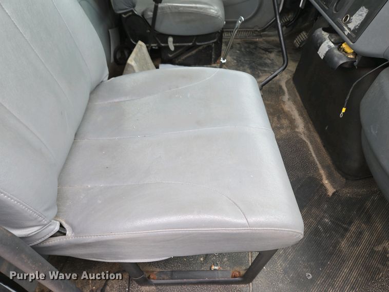 image for item EC4195 2007 International 4300 SBA truck cab and chassis