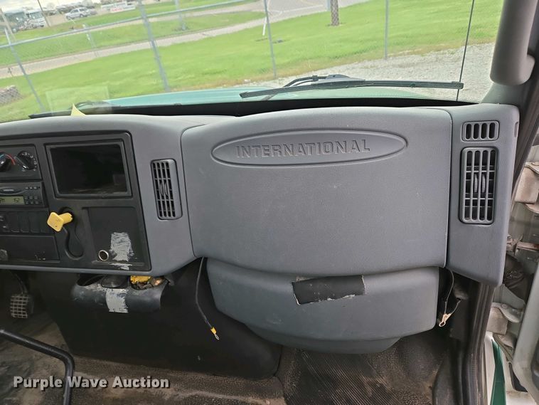 image for item EC4195 2007 International 4300 SBA truck cab and chassis