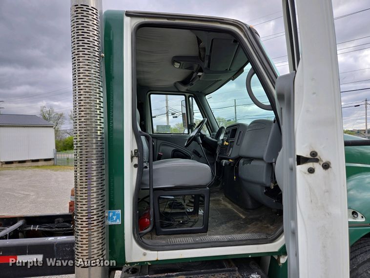 image for item EC4195 2007 International 4300 SBA truck cab and chassis