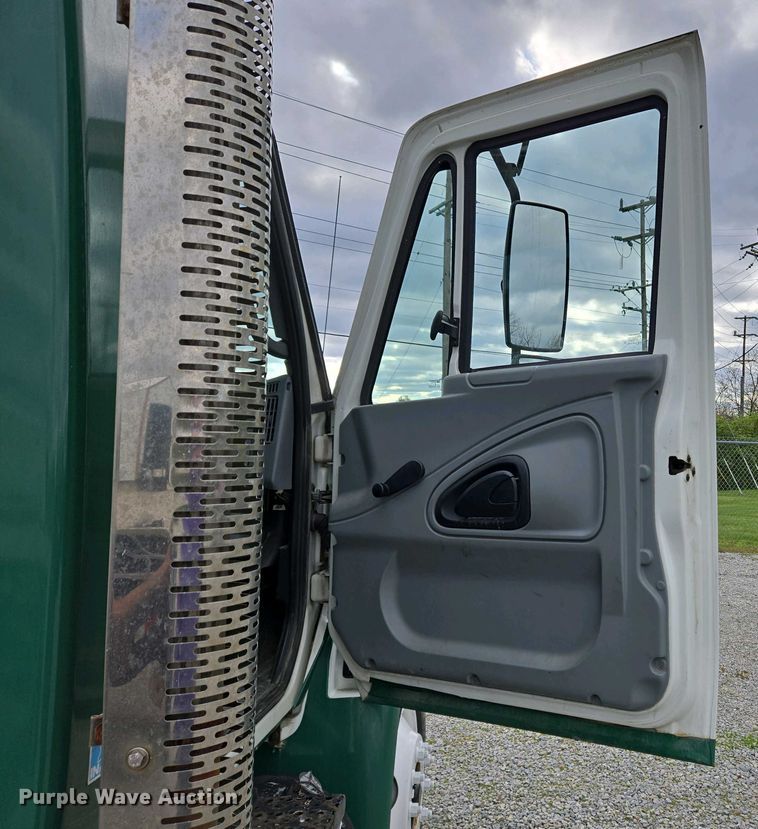 image for item EC4195 2007 International 4300 SBA truck cab and chassis