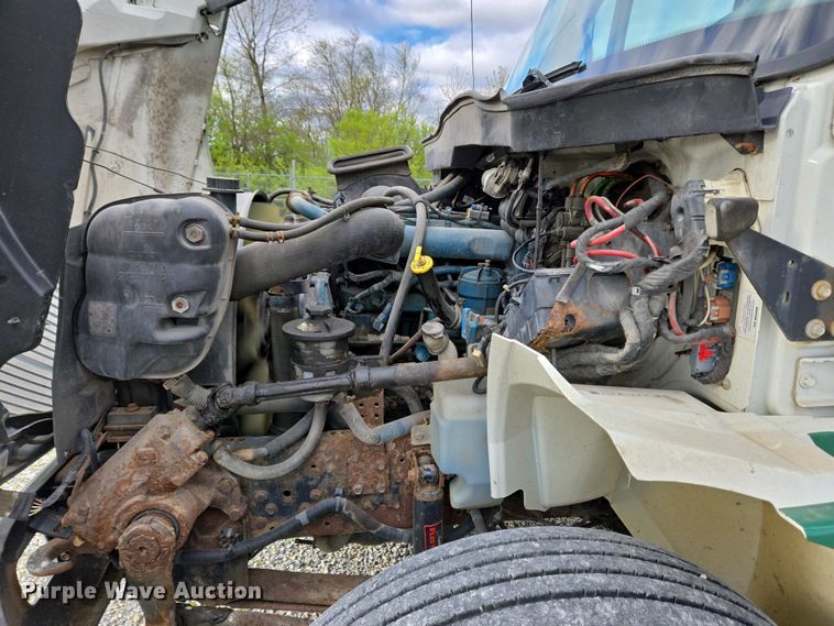 image for item EC4195 2007 International 4300 SBA truck cab and chassis