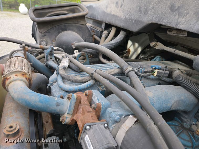 image for item EC4195 2007 International 4300 SBA truck cab and chassis