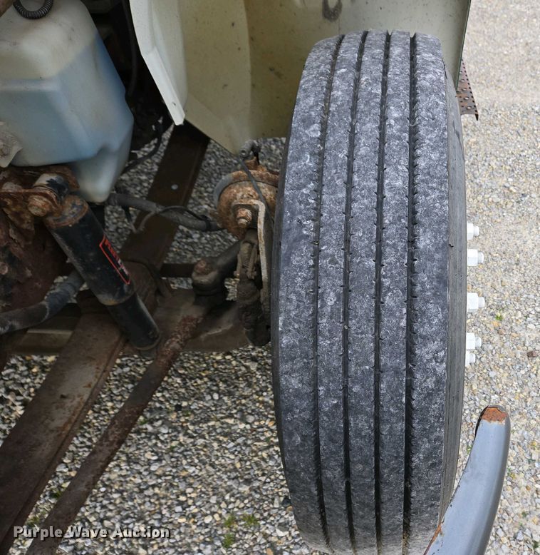 image for item EC4195 2007 International 4300 SBA truck cab and chassis