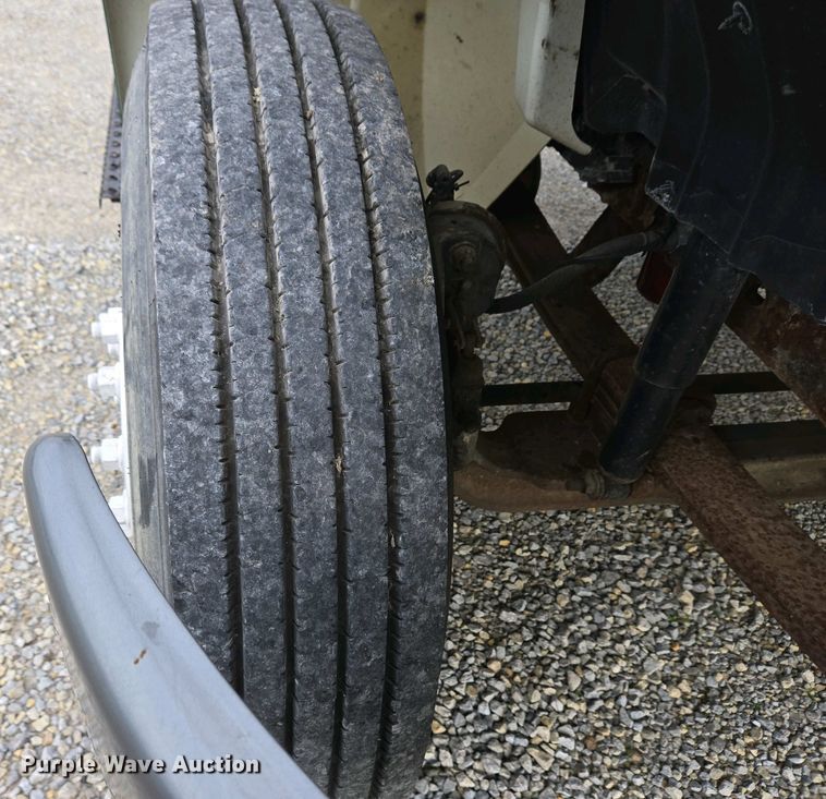 image for item EC4195 2007 International 4300 SBA truck cab and chassis