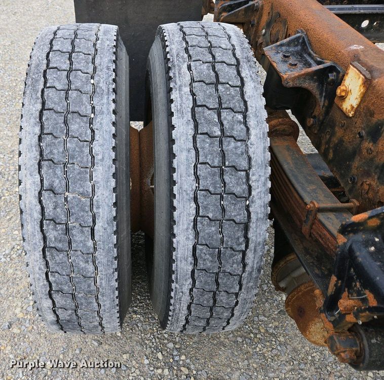 image for item EC4195 2007 International 4300 SBA truck cab and chassis