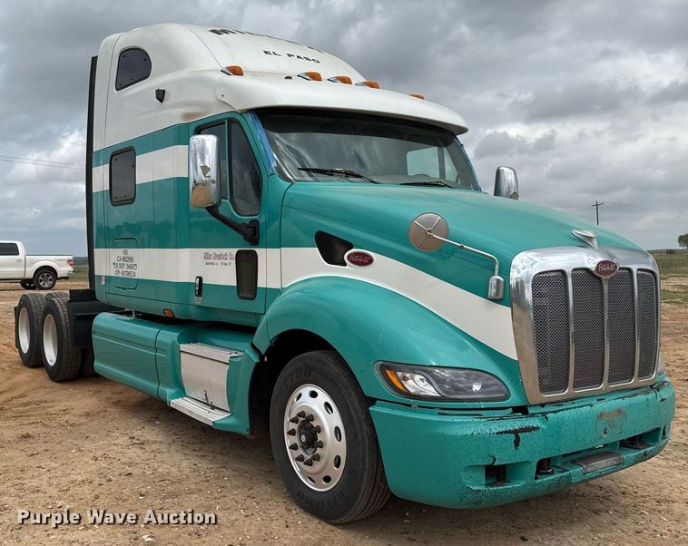 image for item ED5580 2010 Peterbilt 387 semi truck