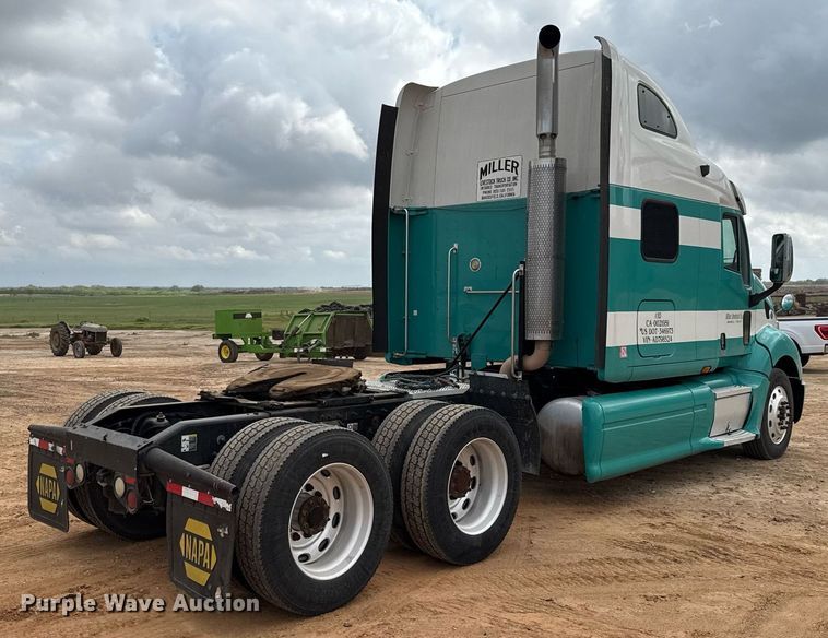 image for item ED5580 2010 Peterbilt 387 semi truck