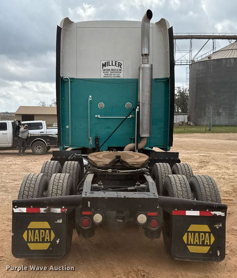 image for item ED5580 2010 Peterbilt 387 semi truck