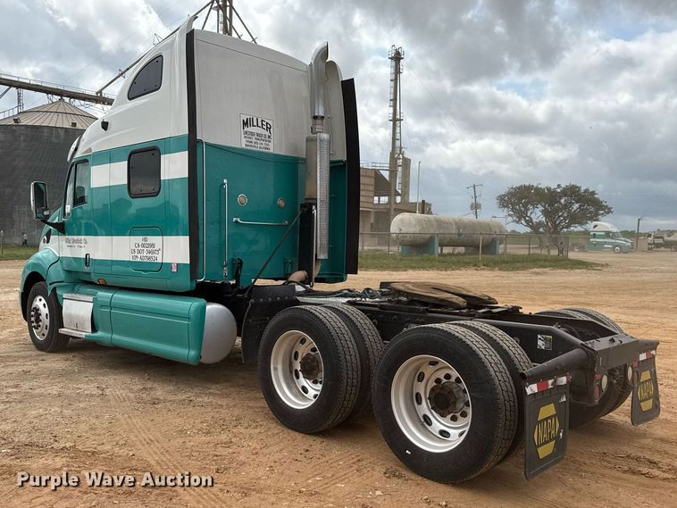 image for item ED5580 2010 Peterbilt 387 semi truck
