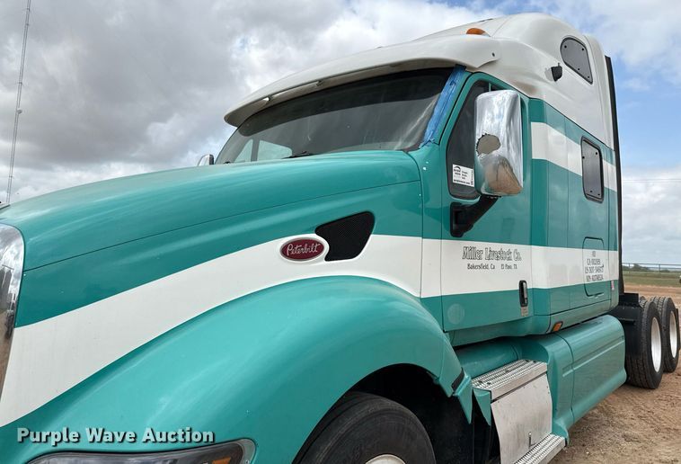 image for item ED5580 2010 Peterbilt 387 semi truck