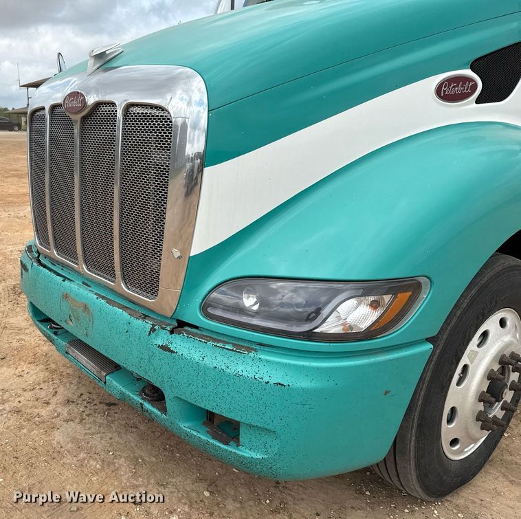 image for item ED5580 2010 Peterbilt 387 semi truck