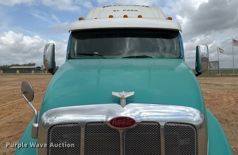 image for item ED5580 2010 Peterbilt 387 semi truck