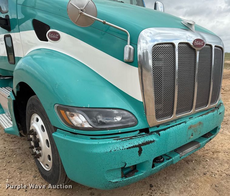 image for item ED5580 2010 Peterbilt 387 semi truck