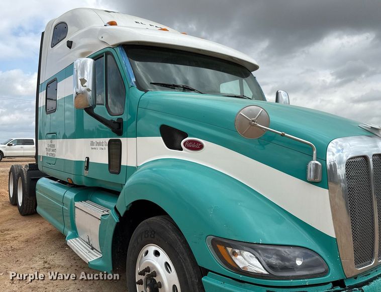 image for item ED5580 2010 Peterbilt 387 semi truck