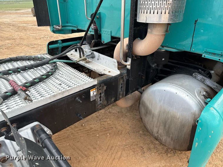 image for item ED5580 2010 Peterbilt 387 semi truck