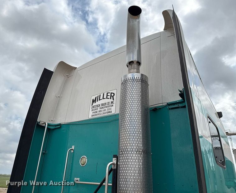 image for item ED5580 2010 Peterbilt 387 semi truck