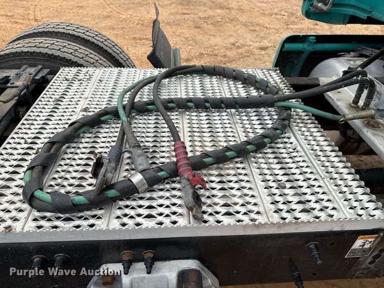 image for item ED5580 2010 Peterbilt 387 semi truck