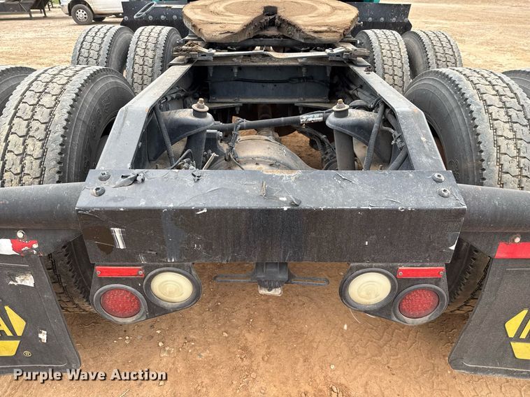 image for item ED5580 2010 Peterbilt 387 semi truck