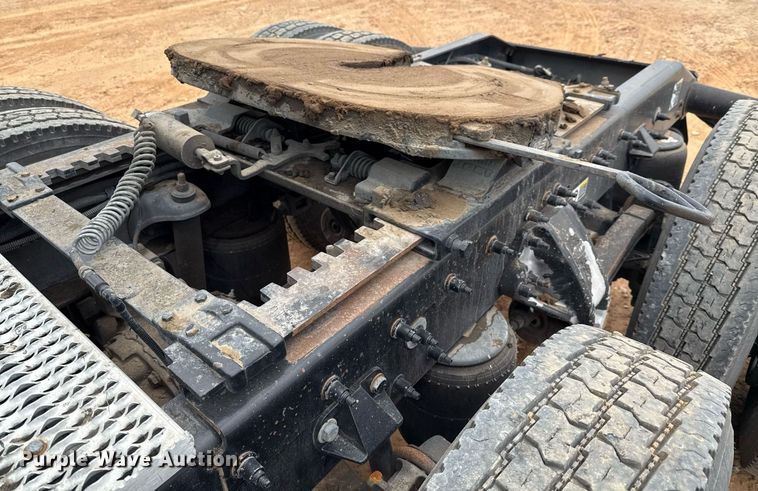 image for item ED5580 2010 Peterbilt 387 semi truck