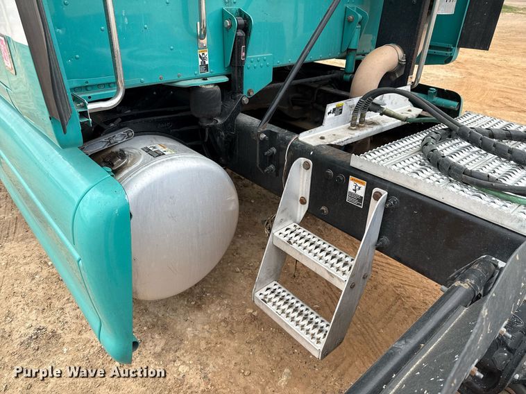 image for item ED5580 2010 Peterbilt 387 semi truck