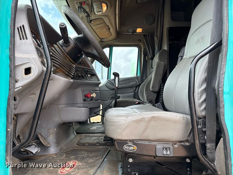 image for item ED5580 2010 Peterbilt 387 semi truck