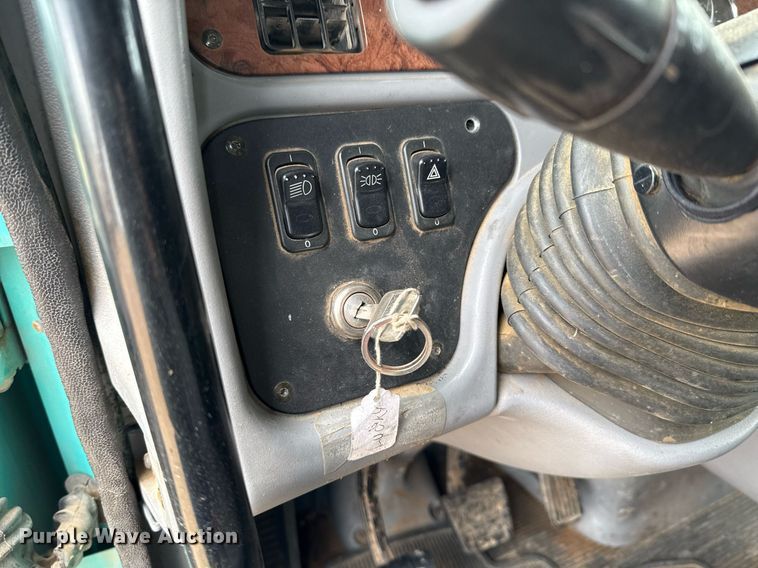 image for item ED5580 2010 Peterbilt 387 semi truck