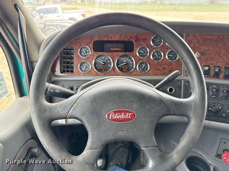 image for item ED5580 2010 Peterbilt 387 semi truck