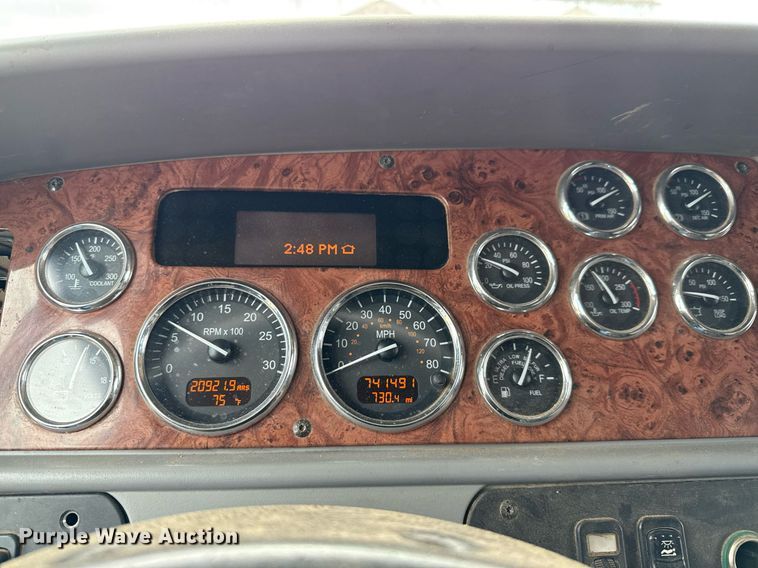 image for item ED5580 2010 Peterbilt 387 semi truck