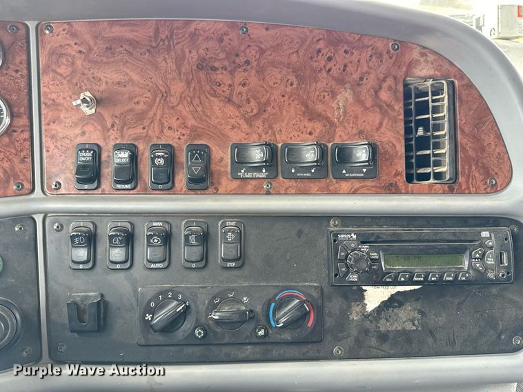 image for item ED5580 2010 Peterbilt 387 semi truck