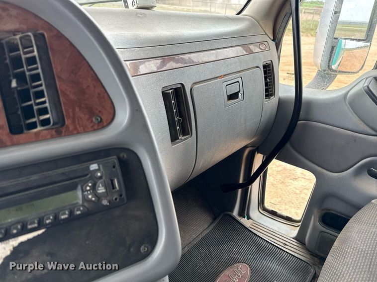 image for item ED5580 2010 Peterbilt 387 semi truck