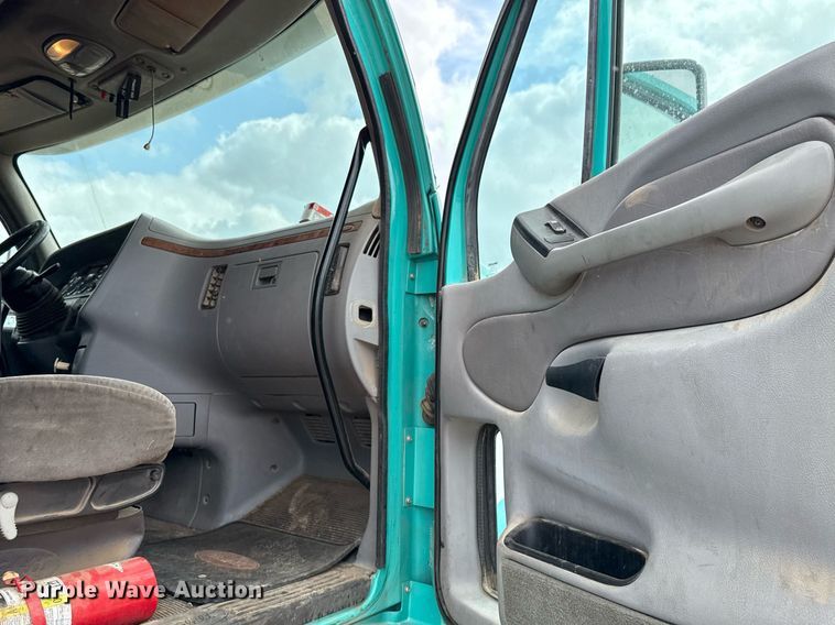 image for item ED5580 2010 Peterbilt 387 semi truck